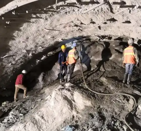 雄关区拱顶带模注浆料的施工流程及注意事项